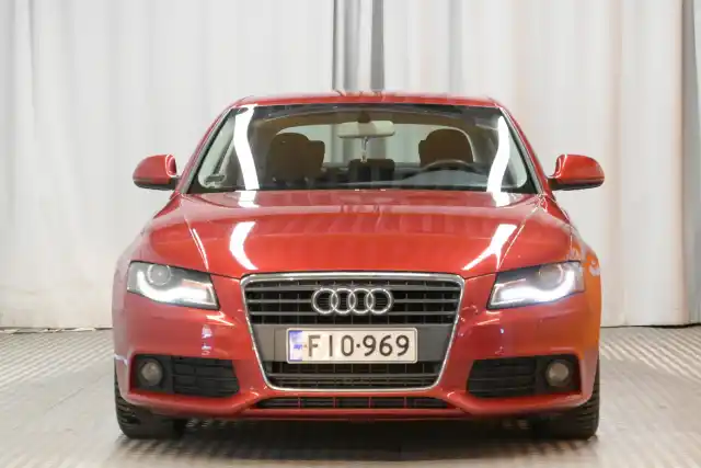 Punainen Sedan, Audi A4 – FIO-969