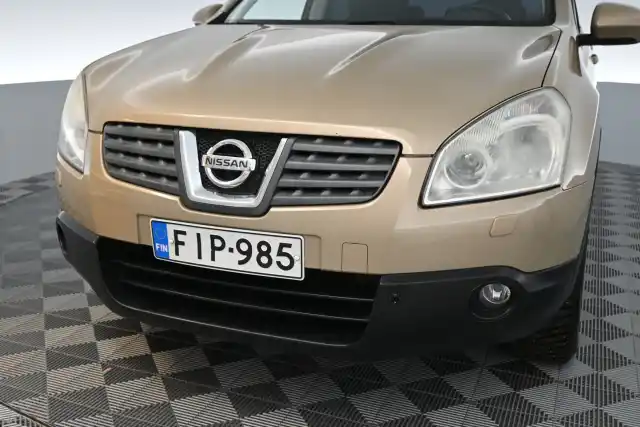 Ruskea Maastoauto, Nissan Qashqai – FIP-985