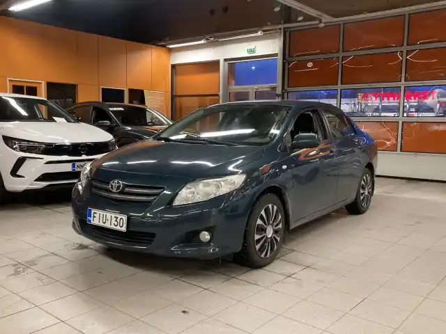 Sininen Sedan, Toyota Corolla – FIU-130