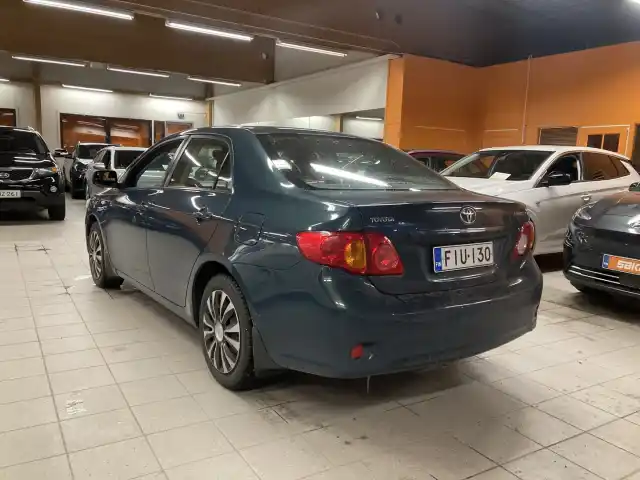 Sininen Sedan, Toyota Corolla – FIU-130