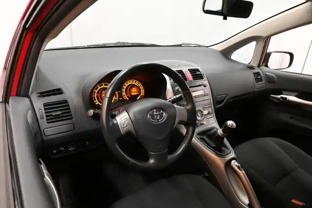 Punainen Viistoperä, Toyota Auris – FJA-725