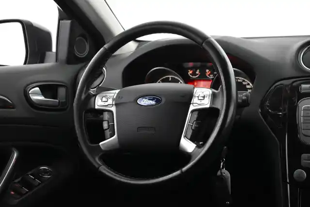 Harmaa Farmari, Ford Mondeo – FJB-145