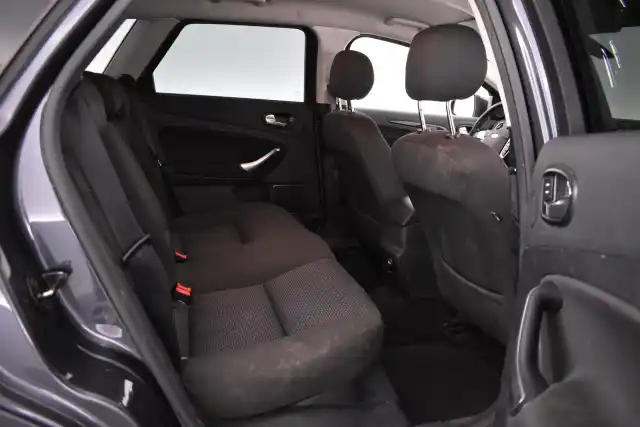 Harmaa Farmari, Ford Mondeo – FJB-145