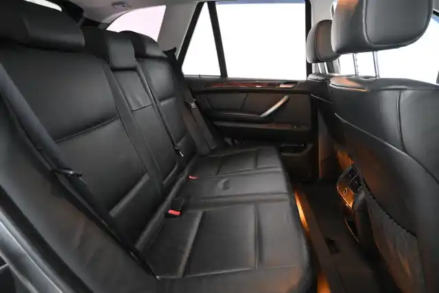 Harmaa Maastoauto, BMW X5 – FJC-425