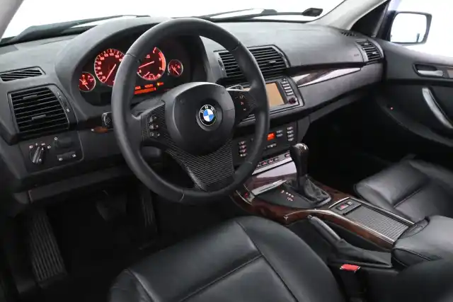 Harmaa Maastoauto, BMW X5 – FJC-425