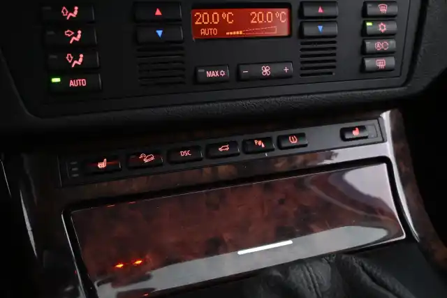 Harmaa Maastoauto, BMW X5 – FJC-425