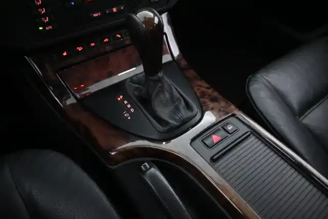 Harmaa Maastoauto, BMW X5 – FJC-425