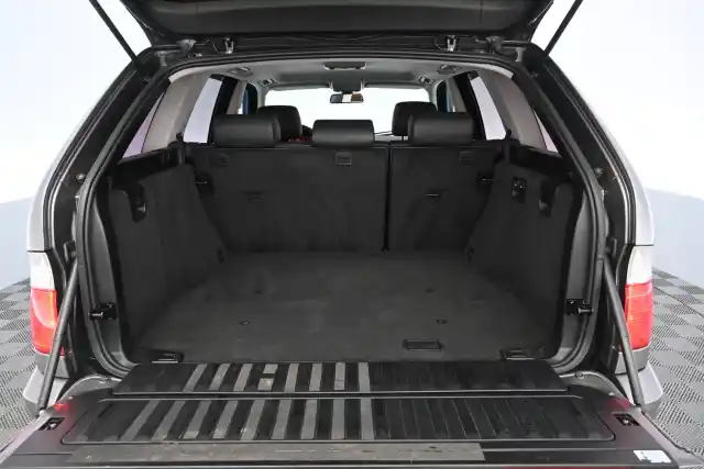 Harmaa Maastoauto, BMW X5 – FJC-425