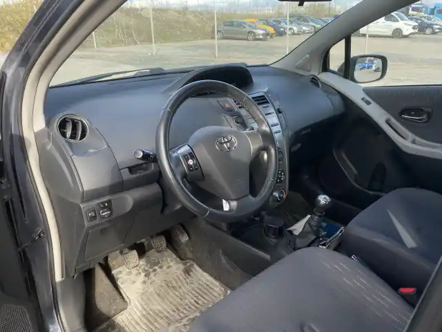 Sininen Viistoperä, Toyota Yaris – FJG-689