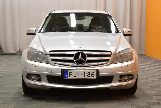 Harmaa Sedan, Mercedes-Benz C – FJI-186