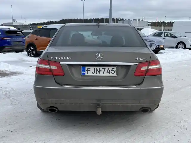 Harmaa Sedan, Mercedes-Benz E – FJN-745