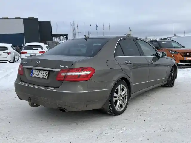 Harmaa Sedan, Mercedes-Benz E – FJN-745