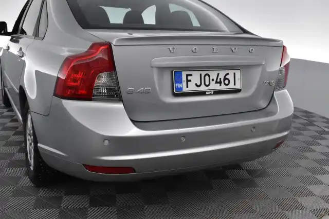 Harmaa Sedan, Volvo S40 – FJO-461