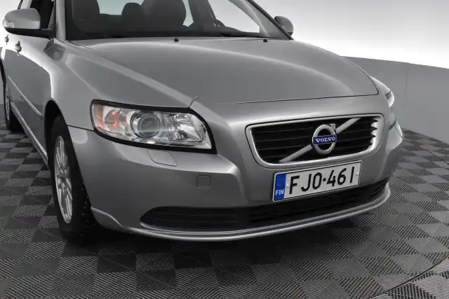 Harmaa Sedan, Volvo S40 – FJO-461