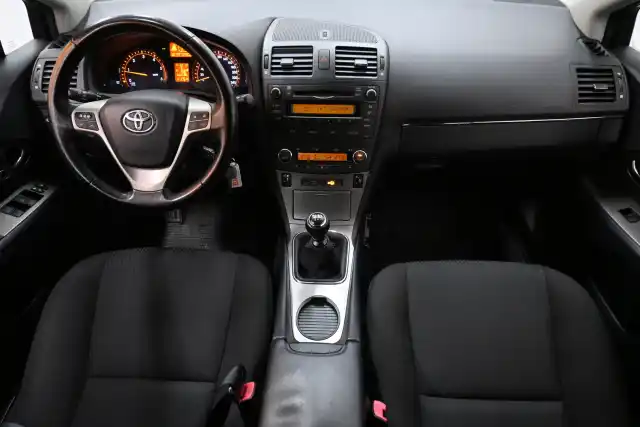 Musta Sedan, Toyota Avensis – FJO-544