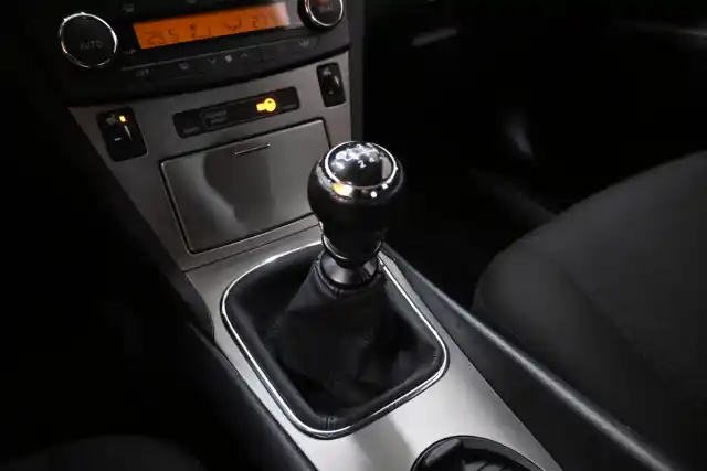 Musta Sedan, Toyota Avensis – FJO-544