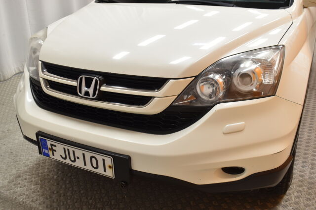 Valkoinen Maastoauto, Honda CR-V – FJU-101