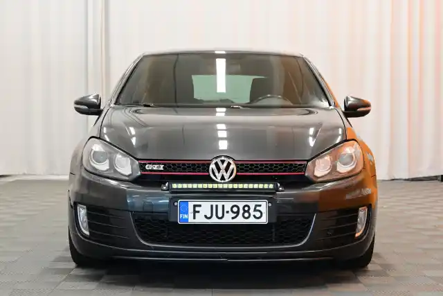 Harmaa Viistoperä, Volkswagen Golf – FJU-985