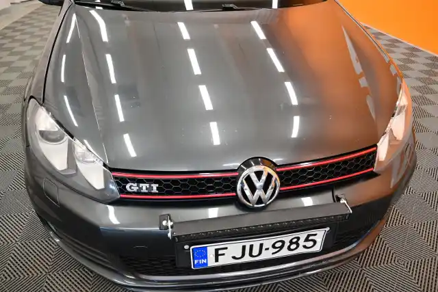 Harmaa Viistoperä, Volkswagen Golf – FJU-985