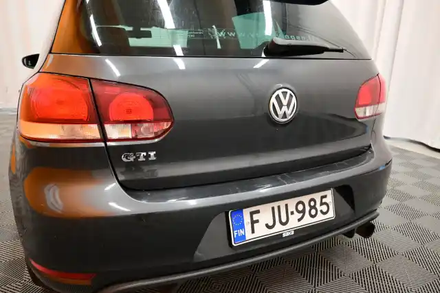 Harmaa Viistoperä, Volkswagen Golf – FJU-985