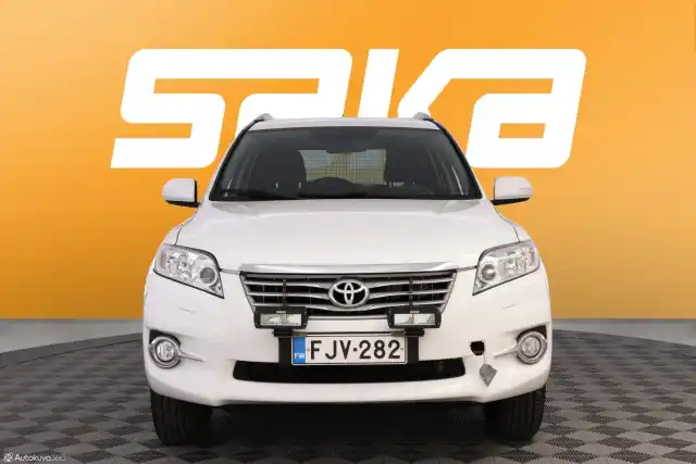 Valkoinen Maastoauto, Toyota RAV4 – FJV-282
