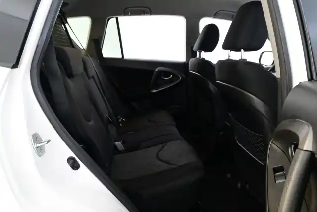 Valkoinen Maastoauto, Toyota RAV4 – FJV-282