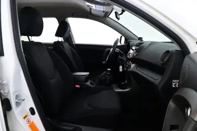 Valkoinen Maastoauto, Toyota RAV4 – FJV-282