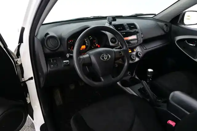 Valkoinen Maastoauto, Toyota RAV4 – FJV-282