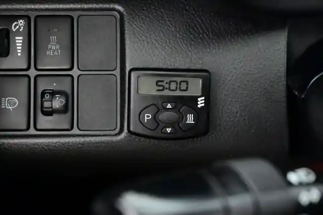 Valkoinen Maastoauto, Toyota RAV4 – FJV-282