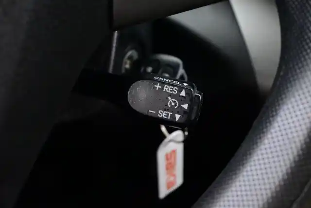 Valkoinen Maastoauto, Toyota RAV4 – FJV-282