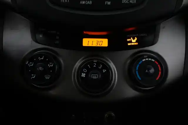 Valkoinen Maastoauto, Toyota RAV4 – FJV-282