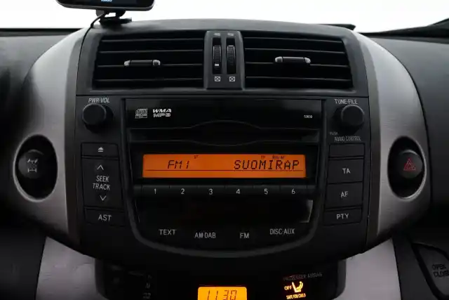 Valkoinen Maastoauto, Toyota RAV4 – FJV-282