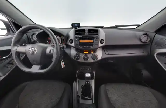 Valkoinen Maastoauto, Toyota RAV4 – FJV-282
