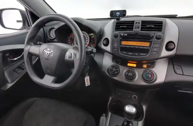 Valkoinen Maastoauto, Toyota RAV4 – FJV-282