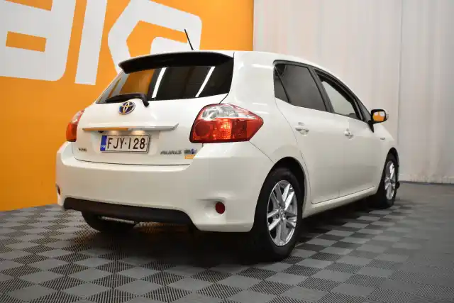 Valkoinen Viistoperä, Toyota Auris – FJY-128