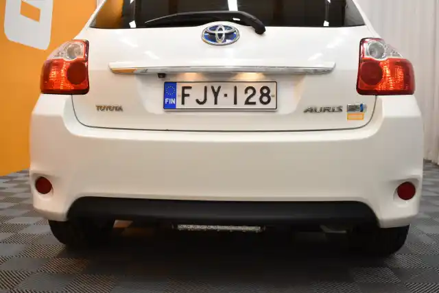 Valkoinen Viistoperä, Toyota Auris – FJY-128