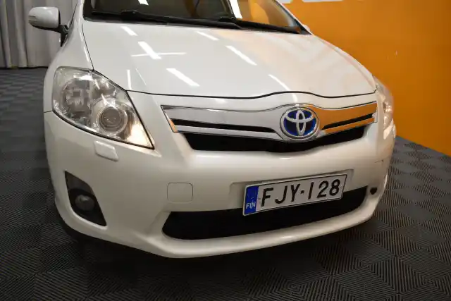 Valkoinen Viistoperä, Toyota Auris – FJY-128