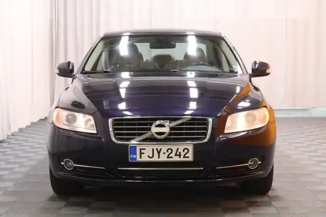 Sininen Sedan, Volvo S80 – FJY-242