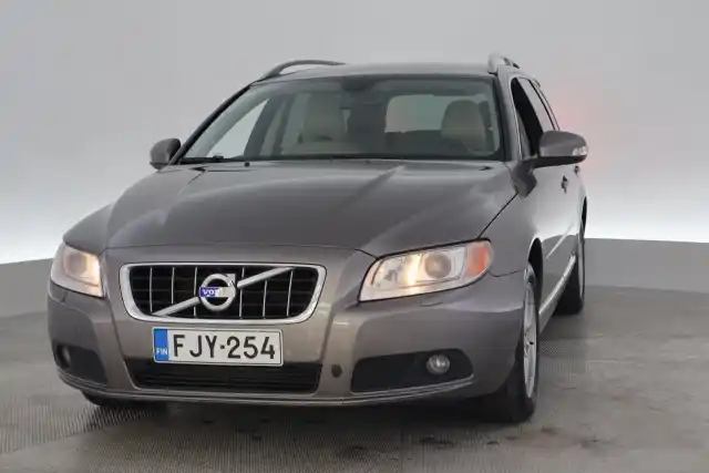 Harmaa Farmari, Volvo V70 – FJY-254