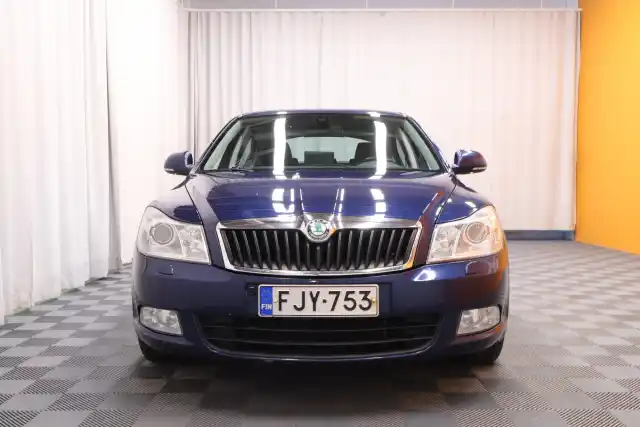 Sininen Viistoperä, Skoda Octavia – FJY-753