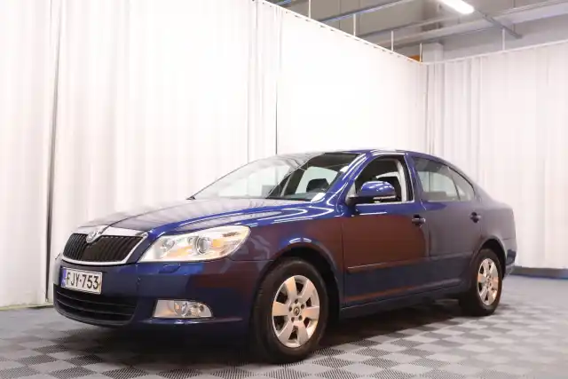 Sininen Viistoperä, Skoda Octavia – FJY-753