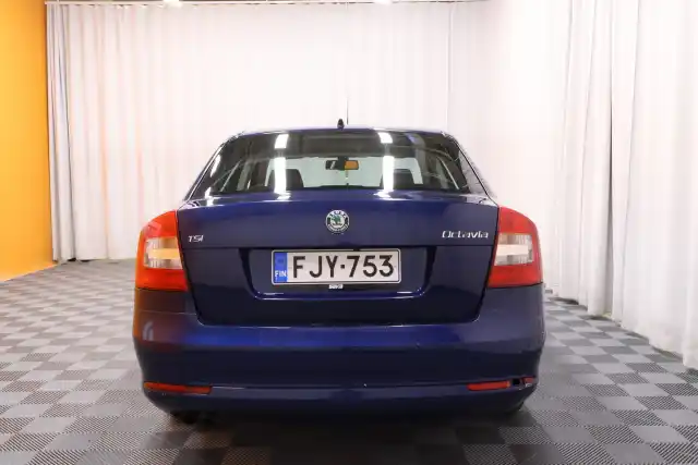 Sininen Viistoperä, Skoda Octavia – FJY-753