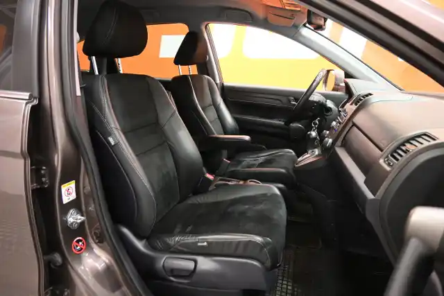 Ruskea Maastoauto, Honda CR-V – FJZ-500
