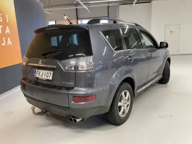 Harmaa Maastoauto, Mitsubishi Outlander – FKJ-107