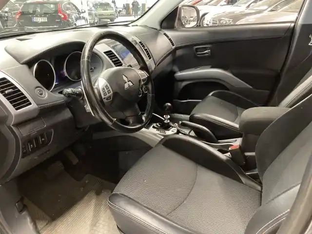 Harmaa Maastoauto, Mitsubishi Outlander – FKJ-107