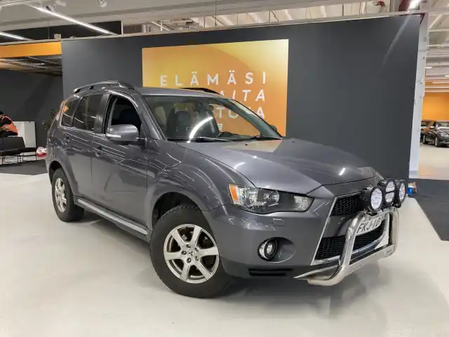 Harmaa Maastoauto, Mitsubishi Outlander – FKJ-107