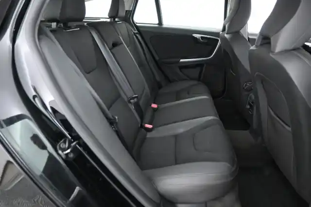 Musta Farmari, Volvo V60 – FKM-214