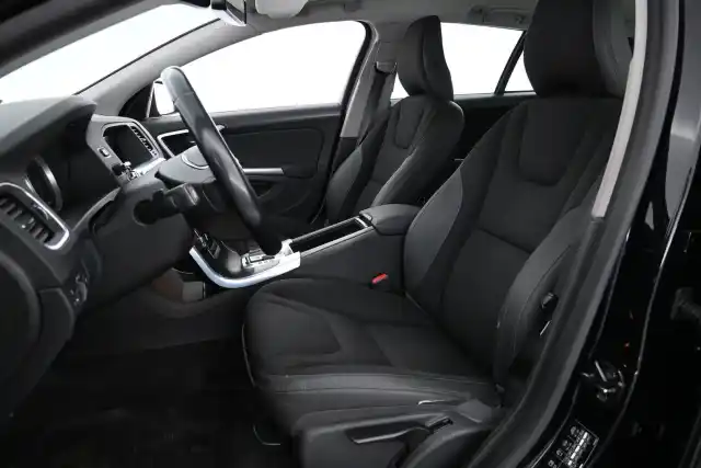 Musta Farmari, Volvo V60 – FKM-214