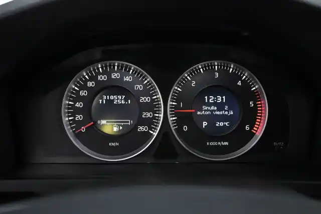 Musta Farmari, Volvo V60 – FKM-214