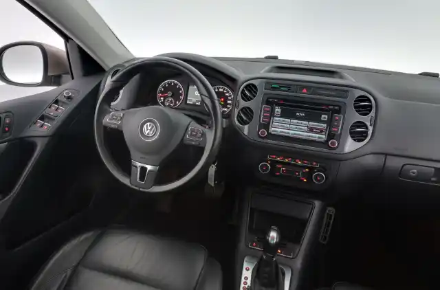 Beige Maastoauto, Volkswagen Tiguan – FKN-868